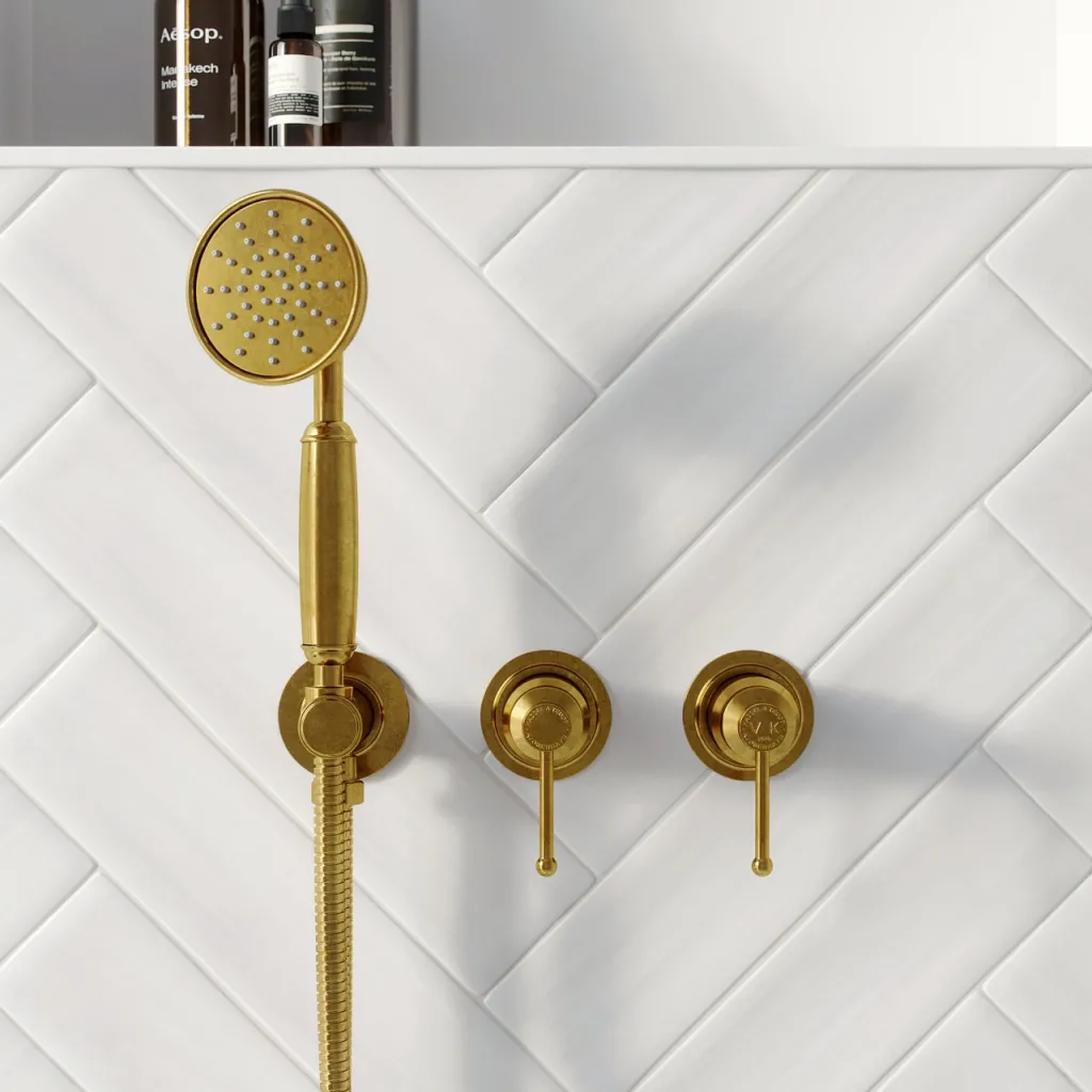 Hassel&Teudt HBR801 S01 - Duschset med Ø21 cm. Rain DeLuxe med EasyClean, Väggmonterad, Polerad mässing Naturfärgad