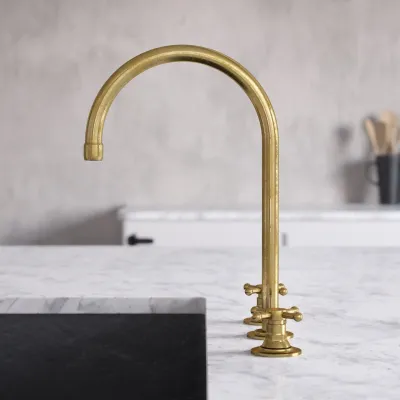 Hassel&Teudt HHV605 S05 - Köksblandare med svängbar pip, Polerad mässing Naturfärgad