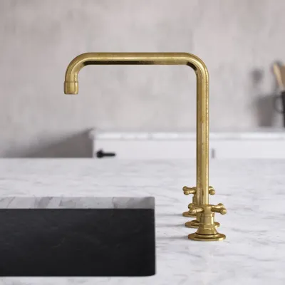 Hassel&Teudt HHV605 S06 - Köksblandare med svängbar pip, Polerad mässing Naturfärgad