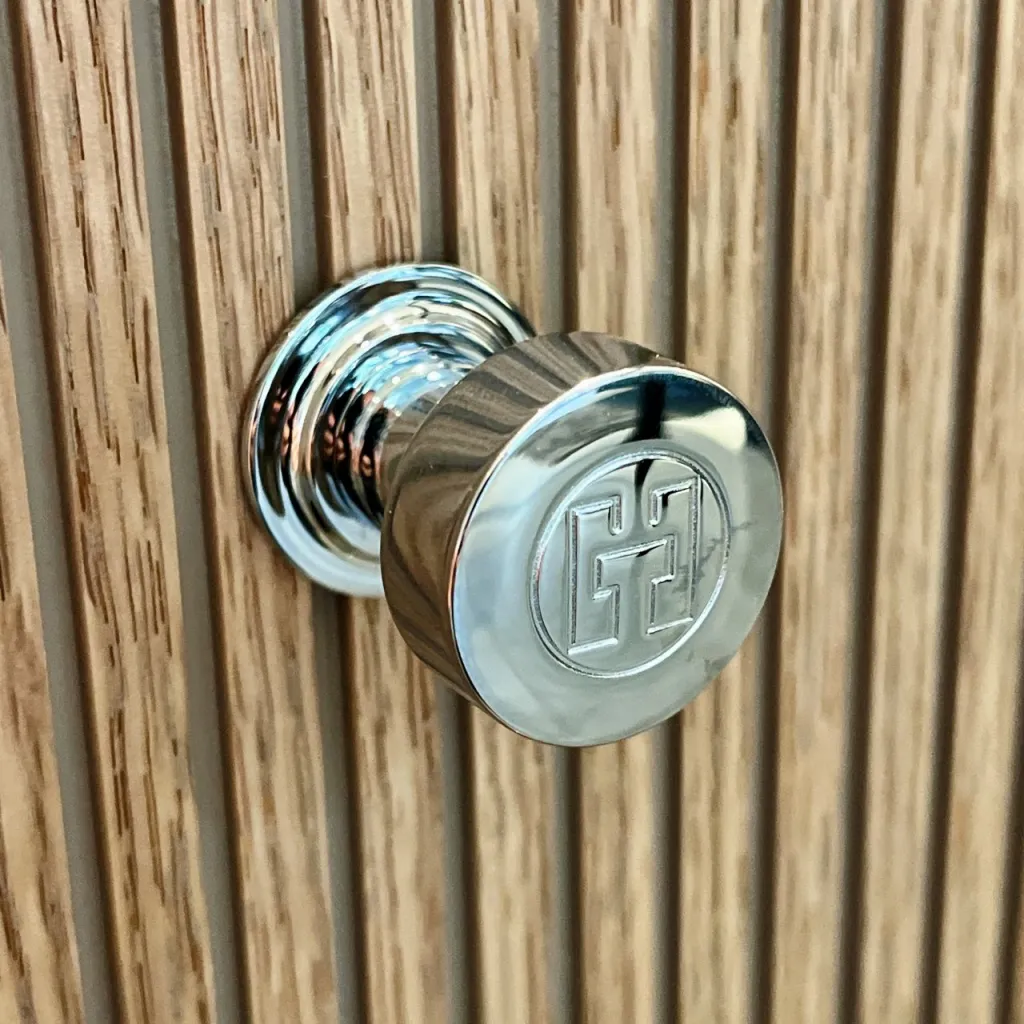 Hassel&Teudt HKN01L - Möbelhandtag med H&T-logotyp, Krom