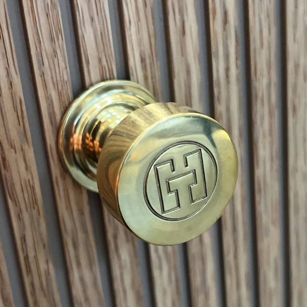 Hassel&Teudt HKN01L - Möbelhandtag med H&T-logotyp, Polerad mässing Naturfärgad