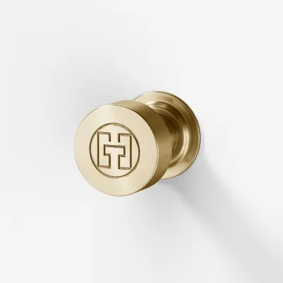 Hassel&Teudt HKN01L - Möbelhandtag med H&T-logotyp, PVD-borstad mässing
