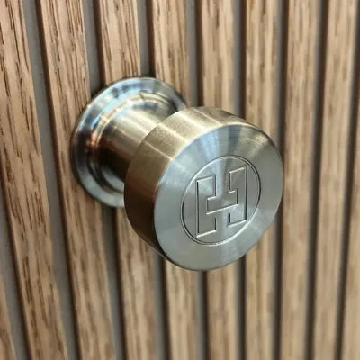Hassel&Teudt HKN01L - Möbelhandtag med H&T-logotyp, PVD-borstat stål